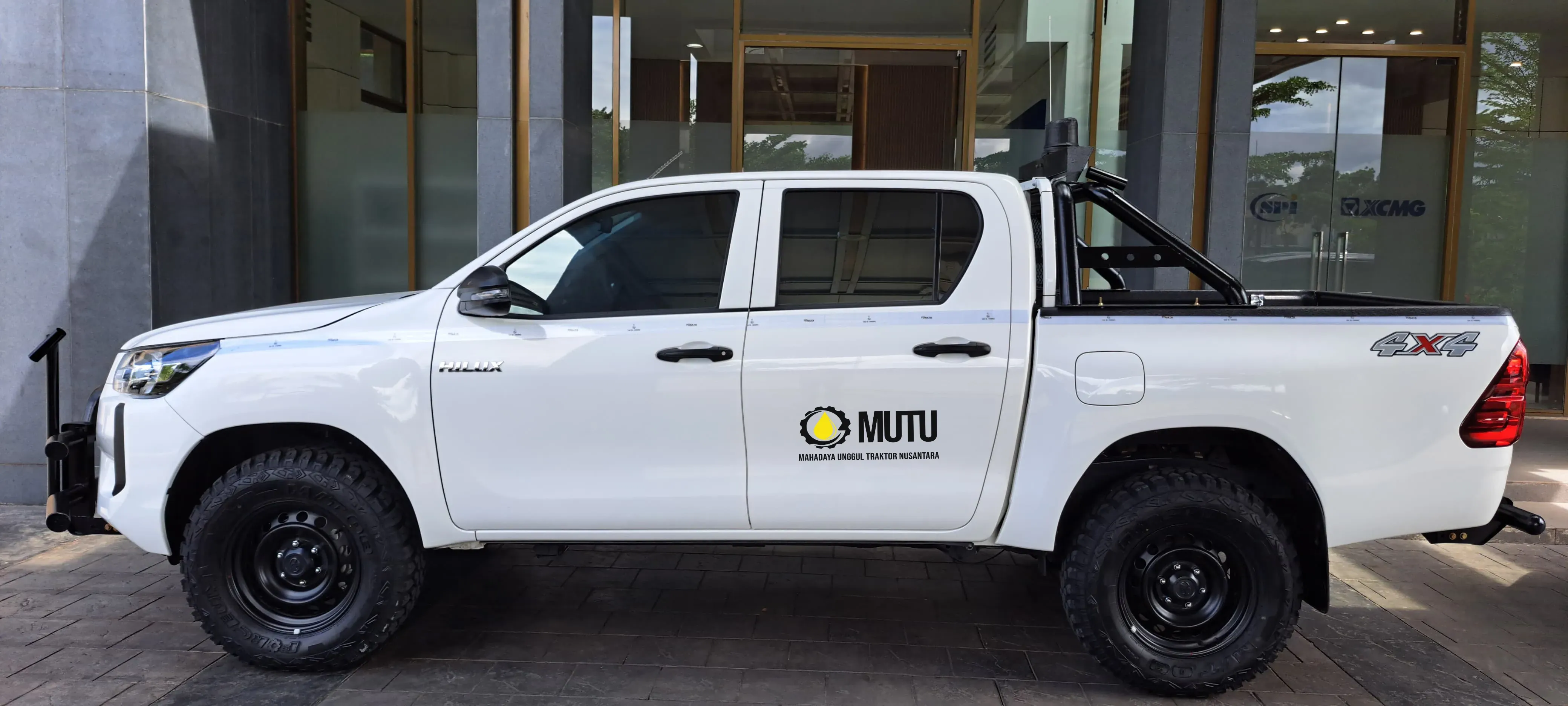 Toyota Hilux view 2